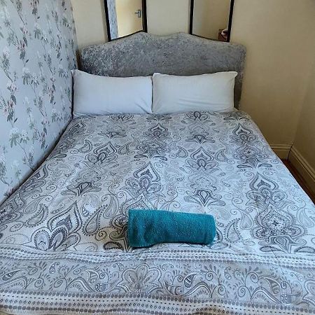 Two Bedroom Flat St Andrews Road London Kültér fotó